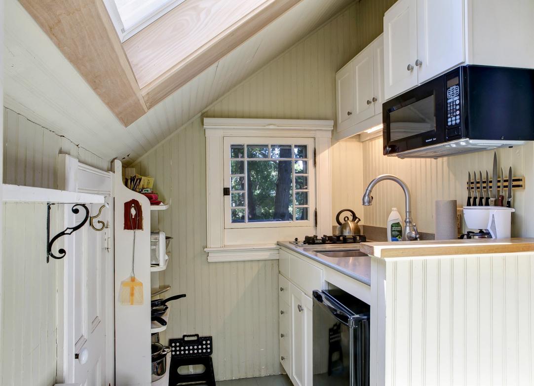 Treehouse Cottage interior kitchenette
