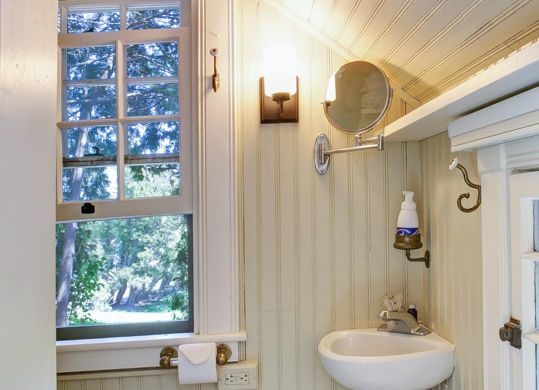 Treehouse Cottage bathroom