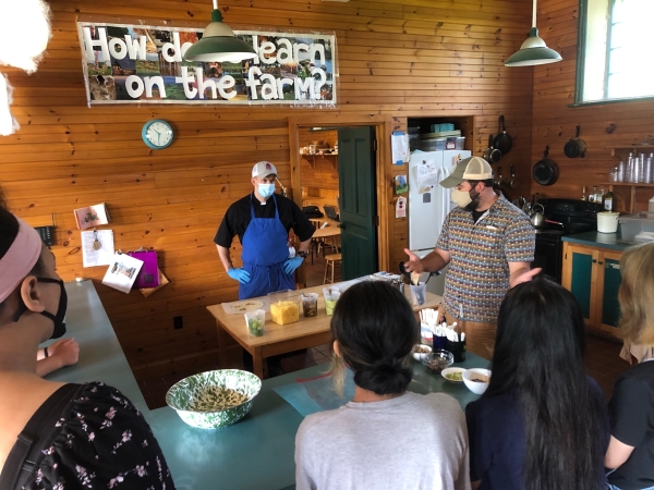 Simon introduces Executive Chef John Patterson, just before students make veggie enchiladas and learn about the connections between food, agriculture, and sustainability (photo: Courtney Mulcahy)